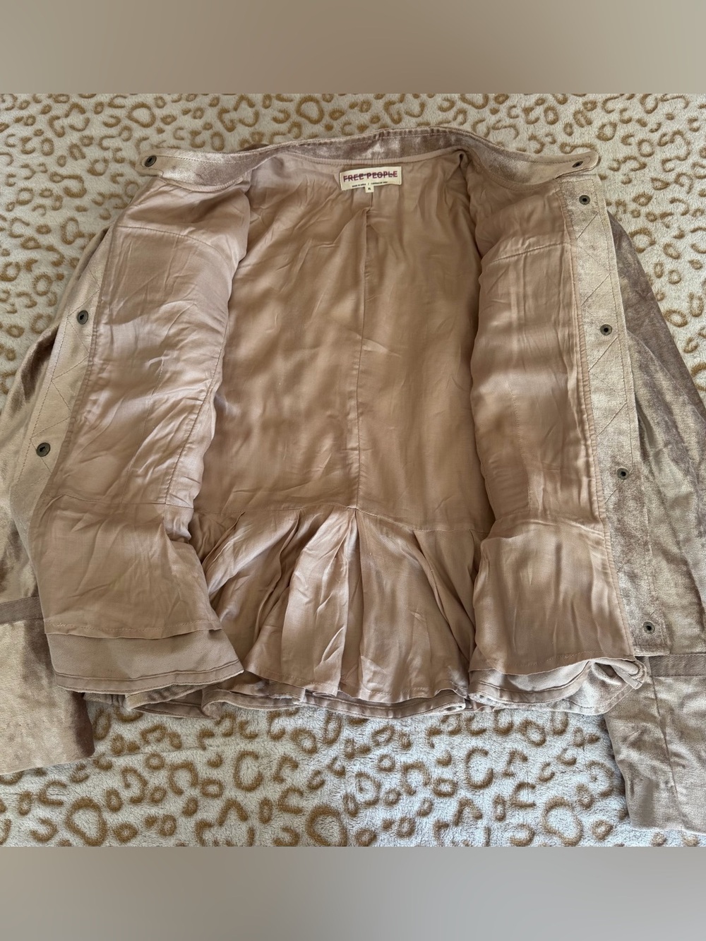 Free People Ballet Racer Jacket Cropped Velvet
Ruffled Champagne Rose Size: XL - Picture 10 of 10